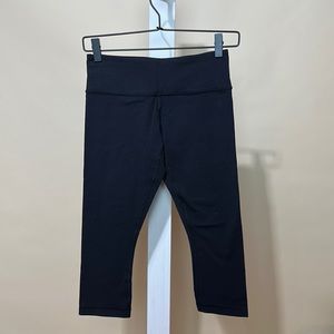 Lululemon size 6 black cropped leggings capris